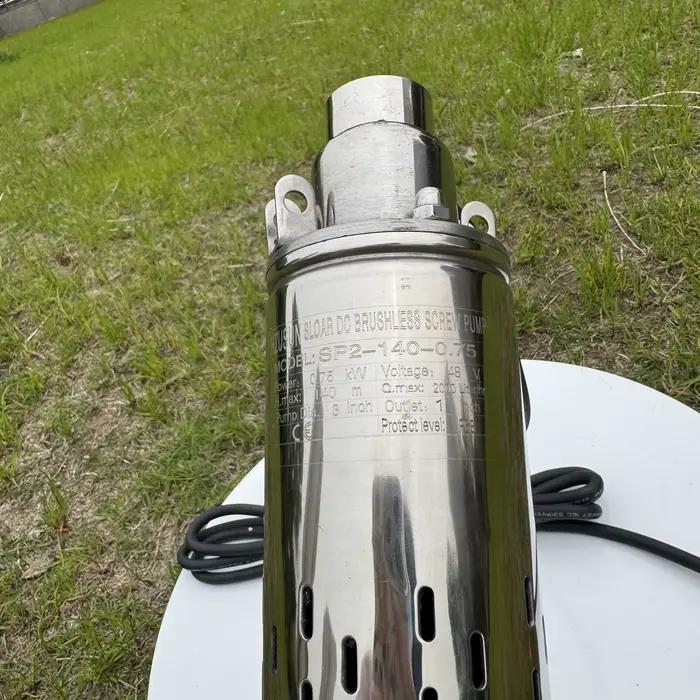 Pompe solaire submersible pour puits profond de 750 W max