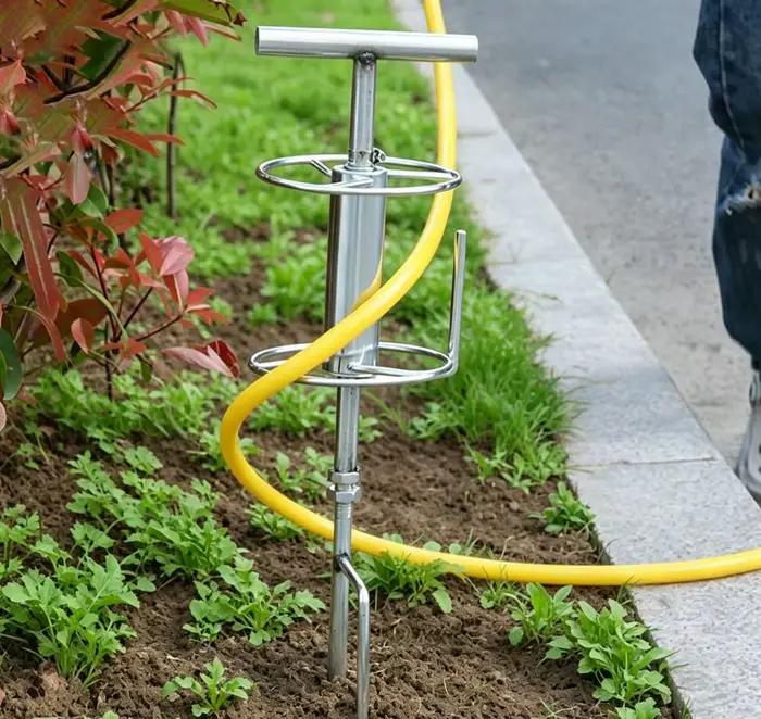 Support d'angle pour tuyau d'arrosage avec rouleau anti-torsions et nœuds