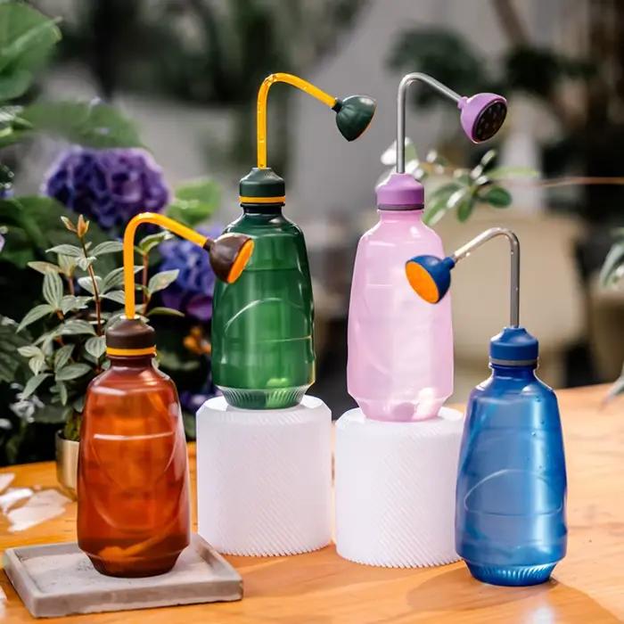 Petite arrosoir en plastique avec bec verseur pour plantes d'intérieur