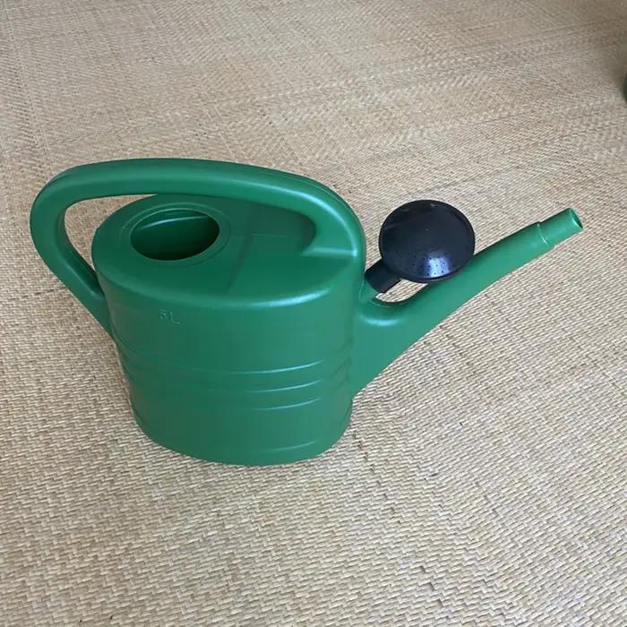 Arrosoir de jardin avec longue poignée à bouche