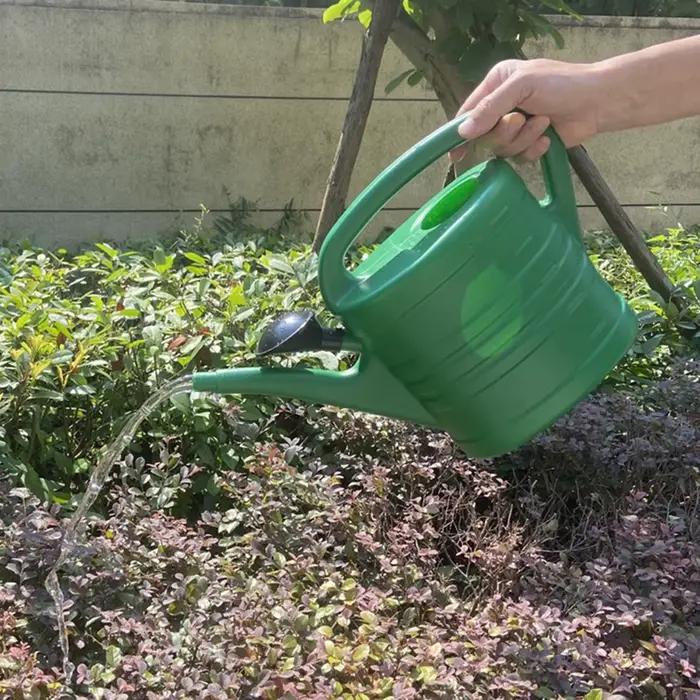 Arrosoir de jardin avec longue poignée à bouche