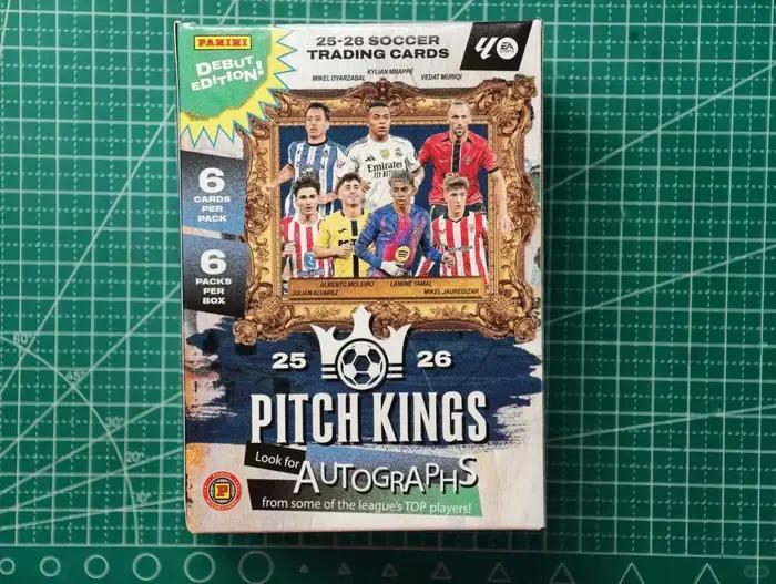 Authentique Panini Pitch Kings La Liga Soccer Hobby International Box 2025-26 – 6 cartes par pack, 6 packs par boîte – Collection Décoration