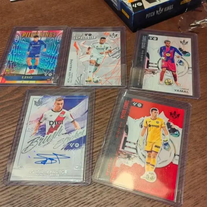 Authentique Panini Pitch Kings La Liga Soccer Hobby International Box 2025-26 – 6 cartes par pack, 6 packs par boîte – Collection Décoration