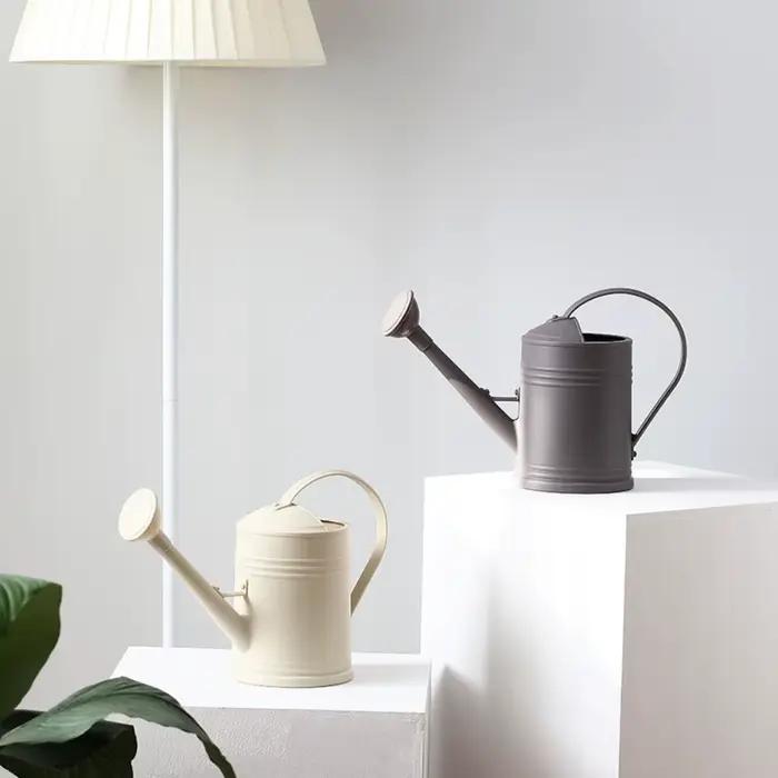 Arrosoir de jardin 2L à long bec pour plantes et fleurs modernes en plastique avec poignée ergonomique pour arrosage facile et sans éclaboussures pour jardiniers amateurs et professionnels occasions spéciales