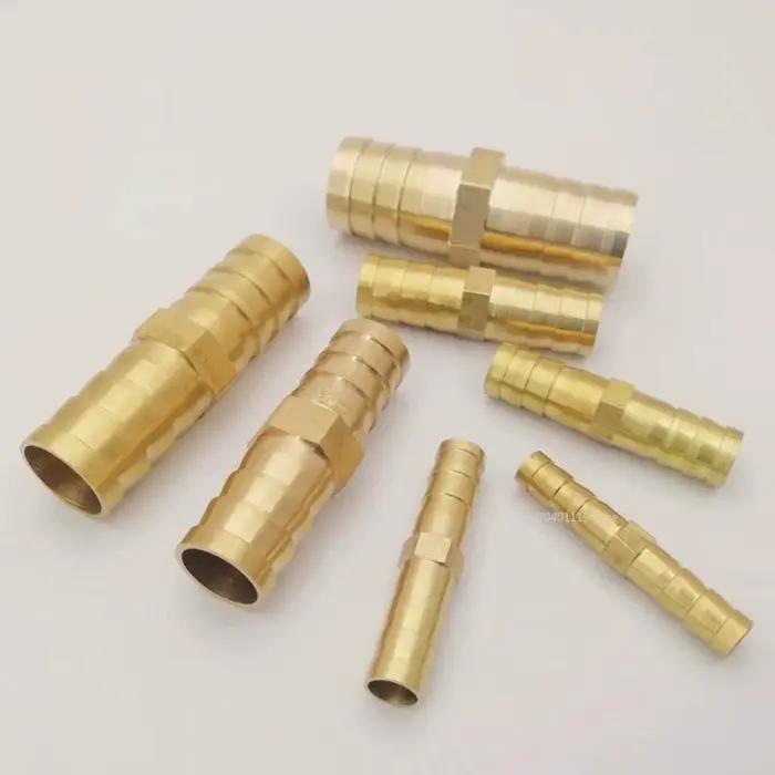 Raccord de tuyau droit en laiton pour systèmes de plomberie et accessoires pneumatiques polyvalents avec barbe égale et finition carrée pour une utilisation facile