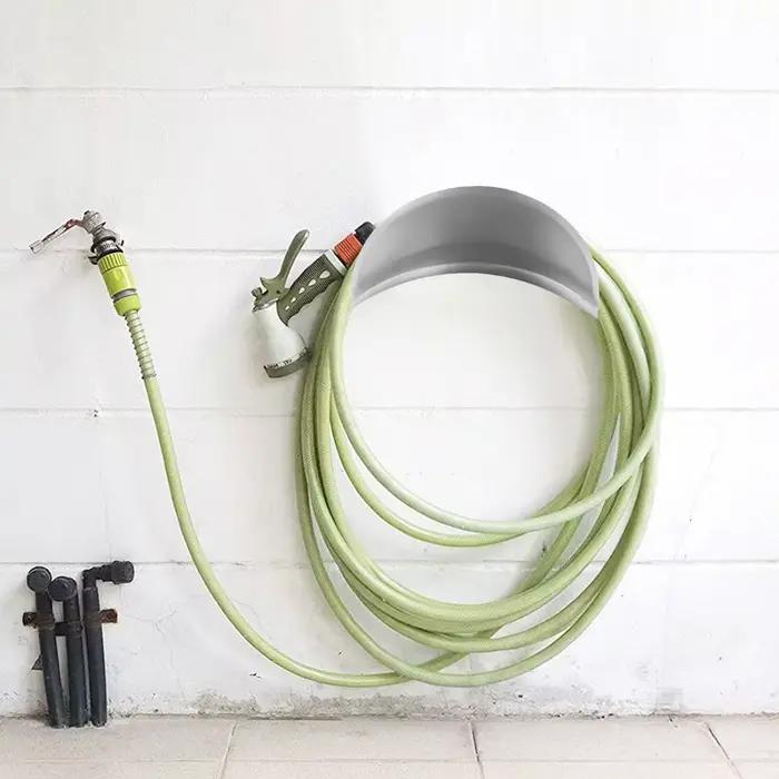 Support mural robuste pour tuyau d'arrosage, rangement pratique pour tuyau d'eau, conception murale facile à installer, résistant aux éléments, idéal pour jardins et espaces extérieurs