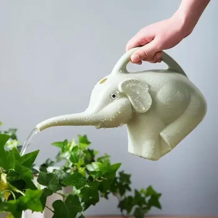 Arrosoirs en forme d'éléphant mignon