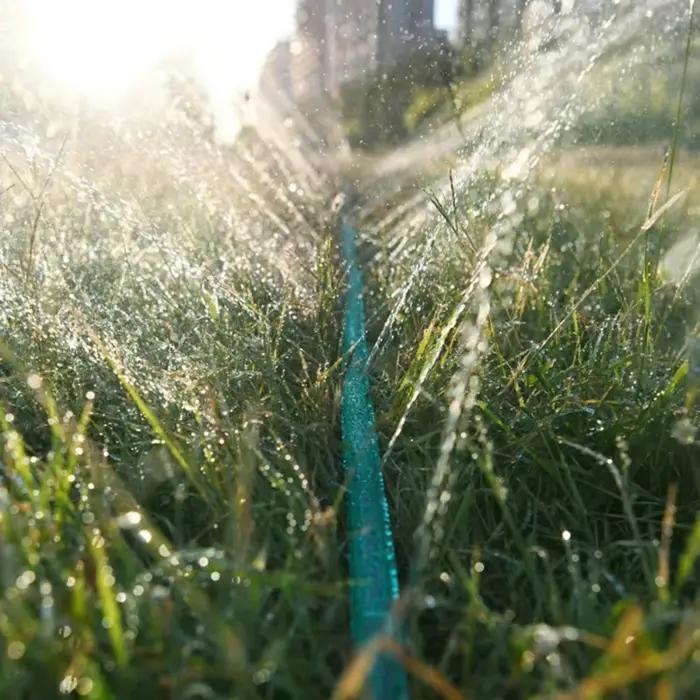 Tuyau d'irrigation goutte-à-goutte en plastique économique pour jardin, arrosage automatique pour pelouse et sol, disponible en blanc, bourgogne, jaune, rouge, violet pour usage domestique et professionnel