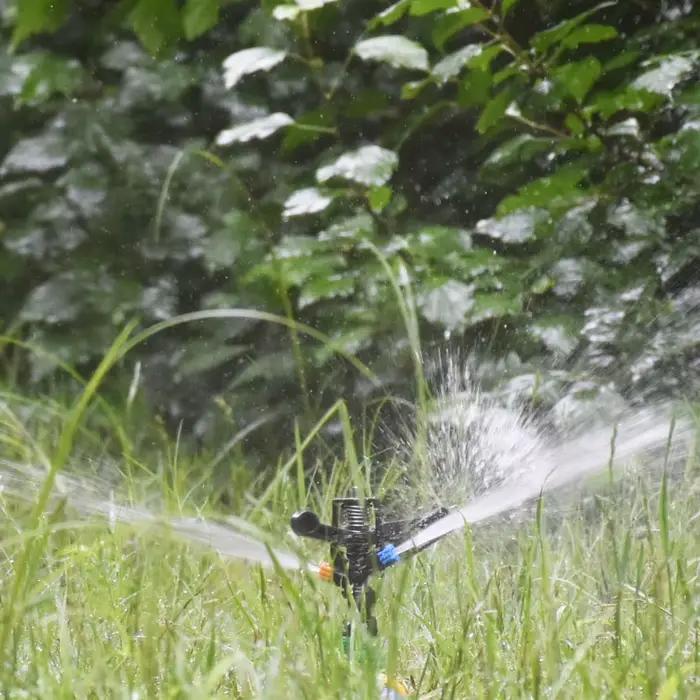 Arroseur rotatif 360 degrés oscillant pour jardin et agriculture, avec jet d'eau précis et économie d'eau, facile à installer et résistant aux conditions météorologiques